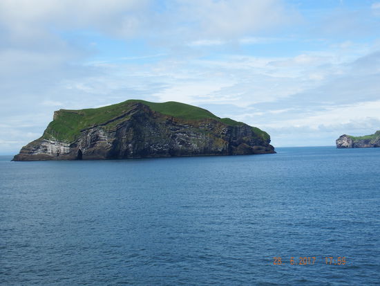Kurs auf Heimaey mit zahlreichen vorgelagerten unbewohnten kleinen Inseln.