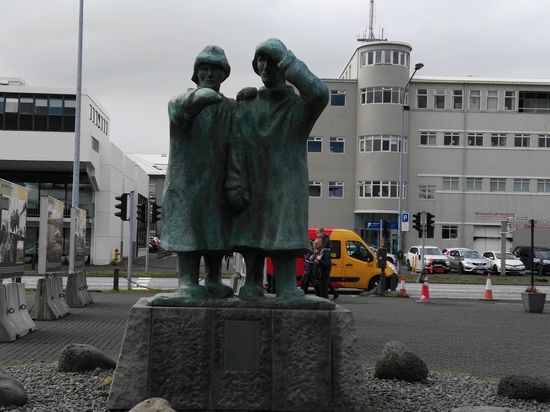Das Fischer Denkmal am Hafen in Reykjavik