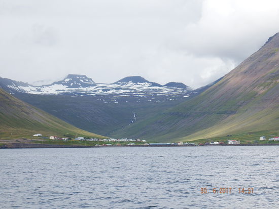 2 Orte auf dem Weg verbunden durch einen Autotunnel, der durch den Berg hindurch gebaut wurde. Früher gab es immer viel Steinschlag auf der Küstenstrasse und die Strasse brach ab.