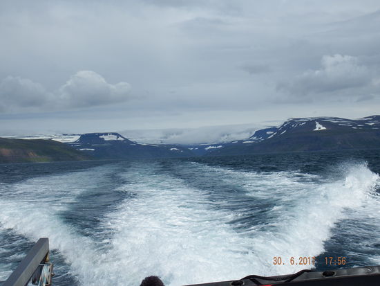 und wir fahren zurück zum Schiff, und der Himmel zieht sich zu. Ich glaube, wir hatten großes Glück
Jürgen und ich machten dann noch einen kleinen Stadtrundgang. Leider kam ein Regenguss runter und wir beeilten uns, zum Schiff zurück zu kehren.