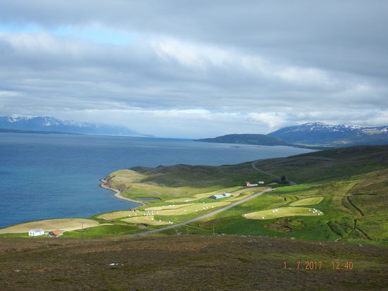 Abfahrt von Akureyri zu unserem Ausflug. Mal wieder stimmen Datum und Uhrzeit auf dem Bild nicht mit den Tatsachen überein. Vertraut mir also, dass ich die richtigen Bilder vom richtigen Ausflug hier hochlade