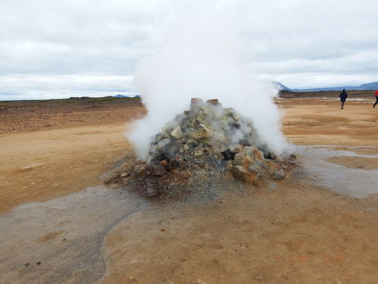 hier geht die Post ab... es blubbert, udn dampft aus vielen Löchern
ein wirklich sehr großes, angeblich das größte Geothermie Gebiet in Island