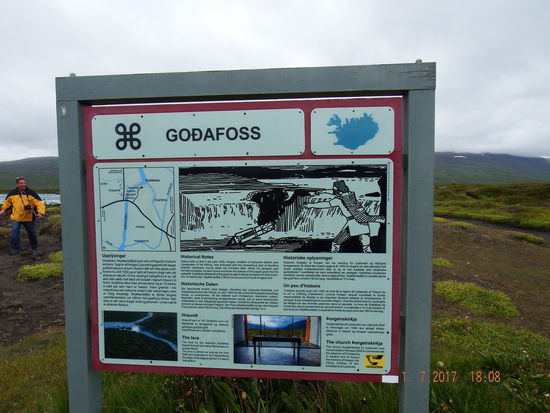 Nach einem leckeren und unterhaltsamen Mittagessen geht es zum Wasserfall der Götter - Godafoss