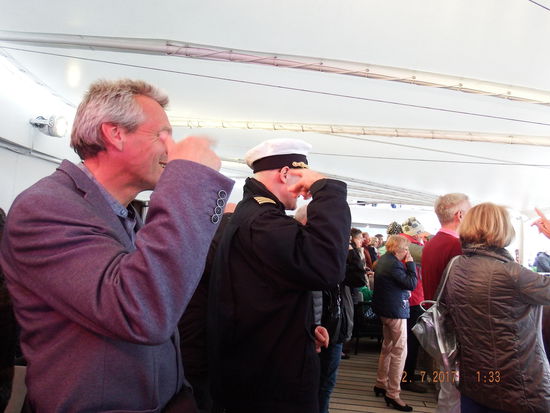 Sogar der Kapitän kam zur Taufe. Hier mussten wir erstmal alle singen