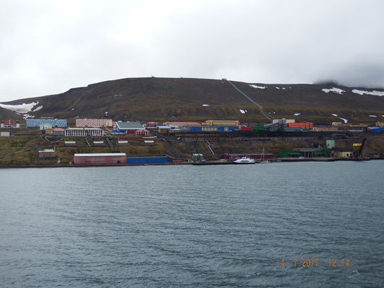 Blick auf Barentsburg vom Schiff aus