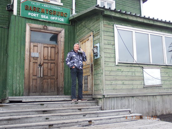 Modernes Telefon gleich als erstes an Land