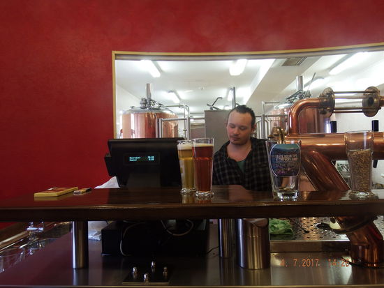 2 frisch gezapfte Gläser Bier bekamen wir in der nördlichsten Brauerei Europas und das für nur 2 Euro (im Vergleich zu Tromsoe billig, denn dort haben wir über 8 Euro bezahlt pro Glas  Bier