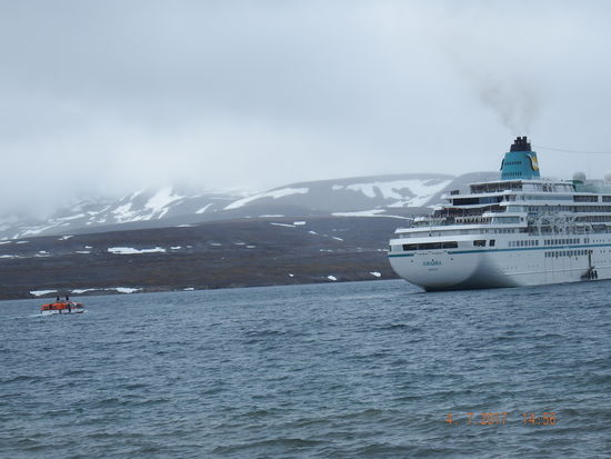 Mit vielen neuen Eindrücken im Gepäck kehren wir von unserem ersten Landgang in Spitzbergen zum Schiff zurück.