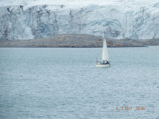 auf der Segeljolle im Eisfjord hat doch auch was, oder? Von dort aus müssen die Gletscherkanten noch imposanter sein...