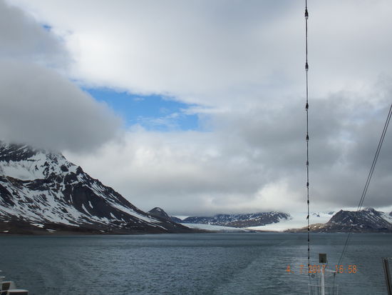 und es geht wieder raus aus dem Fjord und die Amadea nimmt Kurs auf den nächsten.... seht Ihr, dass zwischendurch der Himmel sogar mal aufreisst?