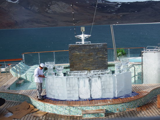 So die Eisbar steht mal. Jetzt wird noch dekoriert und später zeige ich Euch ein Bild mit der Eisbar in Aktion.