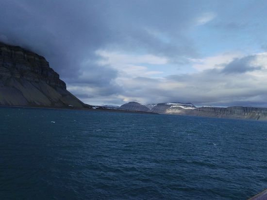 5.7. um 21.00 mit dem Handy aufgenommen. Hier fahren wir wohl in den Tempelfjord. Vergebt mir, wenn ich falsch sein sollte. Wichtig ist doch nur die Landschaft perse!