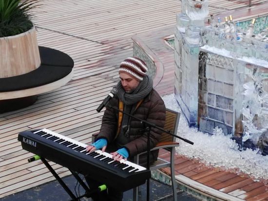 Tom Friedländer, der Pianist an Bord gibt uns ein Konzert auf dem Pooldeck
Im Hintergrund sieht man die nun dekorierte Eisbar