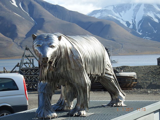 die berühmte Eisbärskulptur von Longyearbyen... auf dem Weg in den Ort