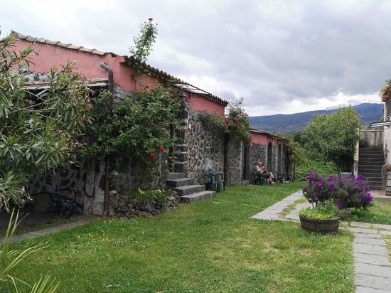 Ansonsten gefällt uns die Anlage auf diesem Weingut sehr gut. Jürgen entspannt gerade beim Pfeiffe rauchen