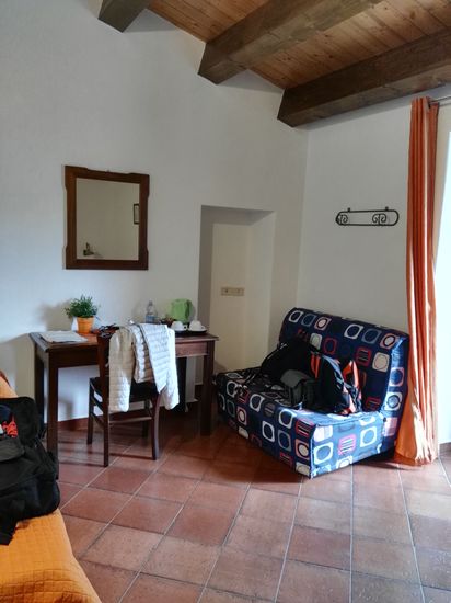 es gibt noch eine Couch udn ein weiteres Einzelbett