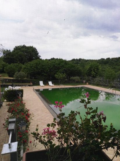 Am Pool muss die Pumpe repariert werden. Am nächsten Tag ist er wieder funktionstüchtig. Es ist eh zu kühl zum schwimmen, wir sind auf 1000 m Höhe.