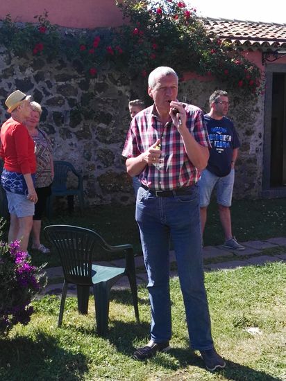 alle warten darauf, dass Thomas mit Rucksack und Wanderstock loszieht...