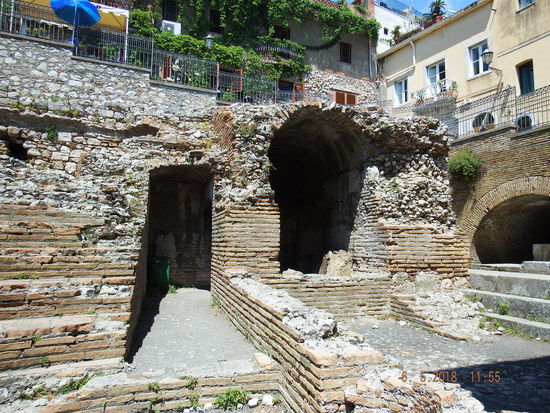 und schon erreichen wir die ersten "alten Steine"