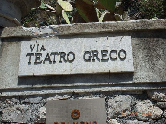 Das war das Theatro Greco jetzt geht es durch die Stadt....