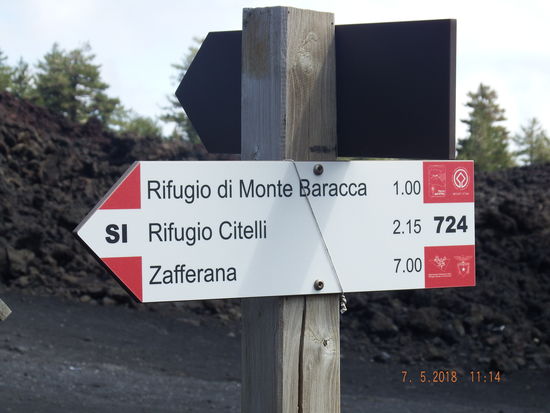 Wir schnüren unsere Wanderschuhe und laufen mal los...