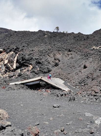 sieht man noch dieses verschüttete Haus. Hier stand mal eine ganze Stadt