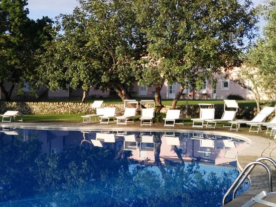 Der Pool im Hotel, noch etwas verwaist vor dem Frühstück