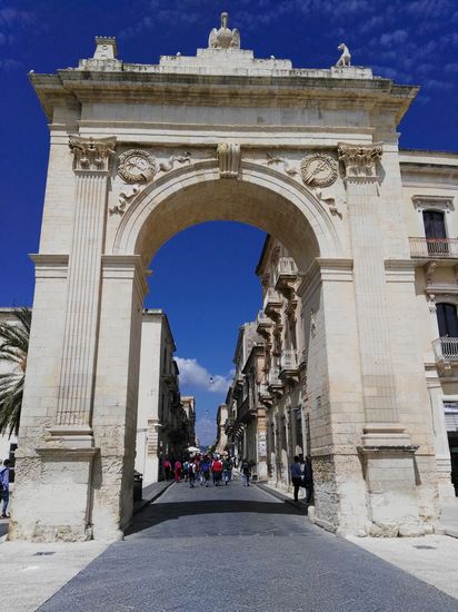 Das Stadttor von Noto - Blick in den Corso... die ersten Busladungen hielten sich noch in Grenzen