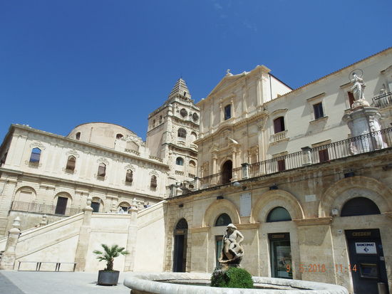 man weiß gar nicht, wo man zuerst hinschauen soll, so viel Schönes gibt es zu sehen...