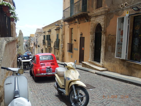 Auch den alten Fiat 500 gibt es noch in Noto