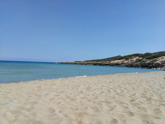zu einem wunderschönen Sandstrand aber nur fast menschenleer