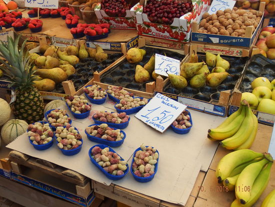 Wir starten mit einem Bummel über den Markt, Obt, Gesmüse, Fisch