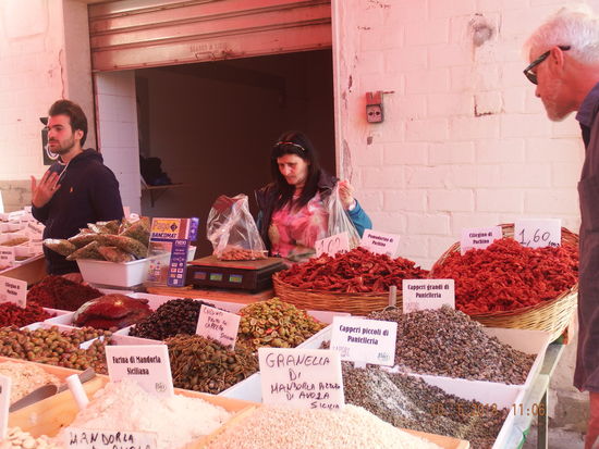 bis zu den leckeren Gewürzen udn getrockneten Tomaten, von denen ich welche kaufte... und sie duften noch heute und schmecken vorzüglich