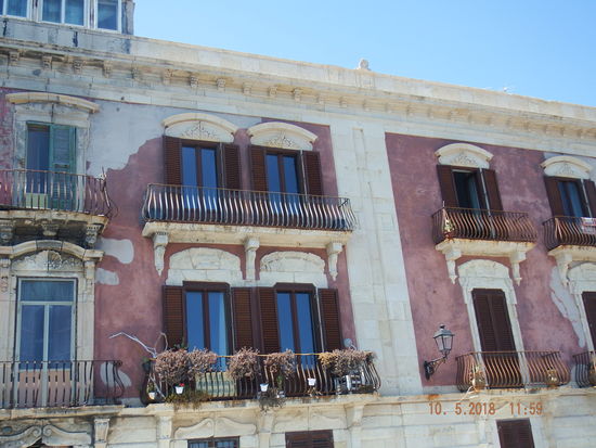 der Zahn der Zeit nagt an den Fassaden