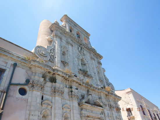 Diese vorgesetzten antiken Fassaden sieht man hier auch häufig