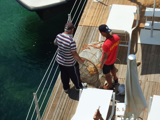 sie bereiten eine Reuse zum Fischfang vor... wir beobachten sie eine ganze Weile