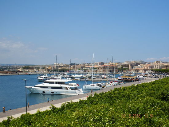 wir laufen weiter zum Hafen und buchen eine Bootstour. Die Wartezeit, bis dass es los geht, nutzen wir und trinken etwas bzw. ich esse ein Pistazien Granata - sehr lecker
