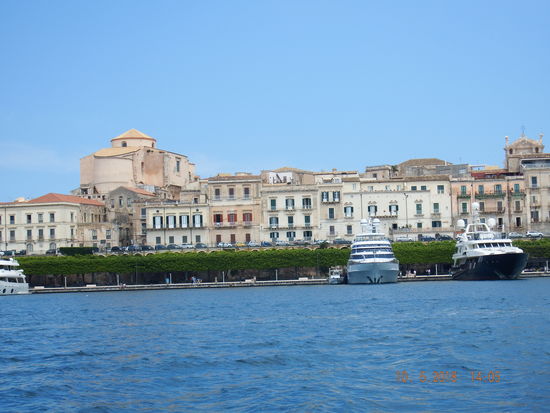 Mit dem Boot geht es vorbei an Ortigia vom Wasser aus