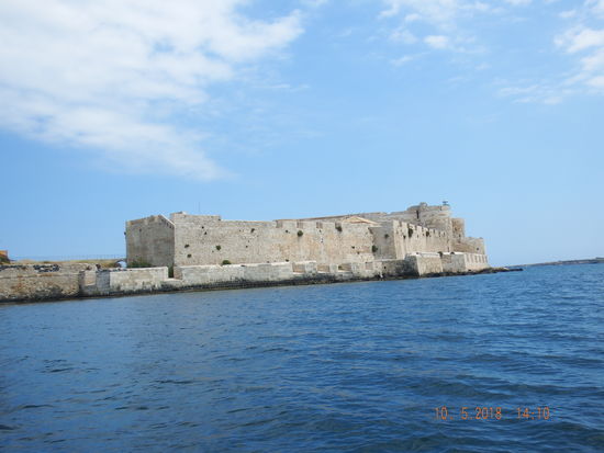 am Castello Maniace an der äußersten Südspitze von Ortigia vorbei