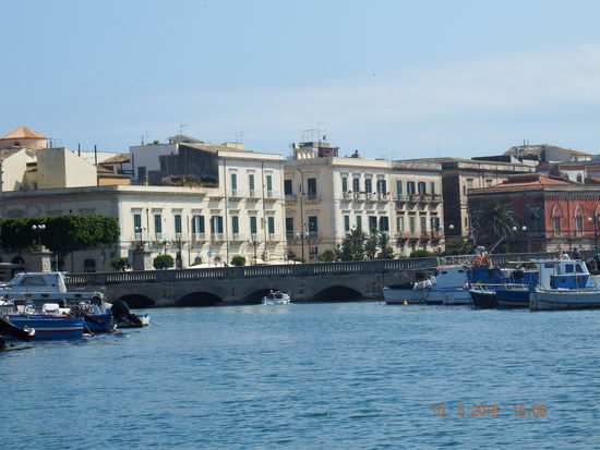 und gleich unter der Brücke durch zurück nach Ortigia