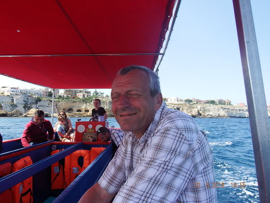 hier lacht er noch, bis dass er den Kopf einziehen muss, da das Sonnendach am Boot eingeklappt wird