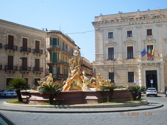 Wir laufen über den Piazza Artimede und den Corso Umberto zurück zum Parkplatz
