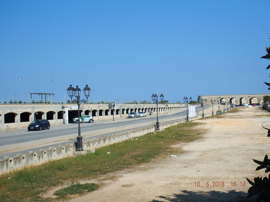 Bald erreichen wir das Parkhaus