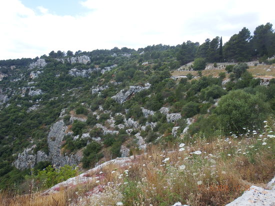 Es geht weiter nach Pantalica. Nach dem Check-in, wo unser Name festgehalten wird und wir einen kleinen Obulus bezahlen geht es weiter...