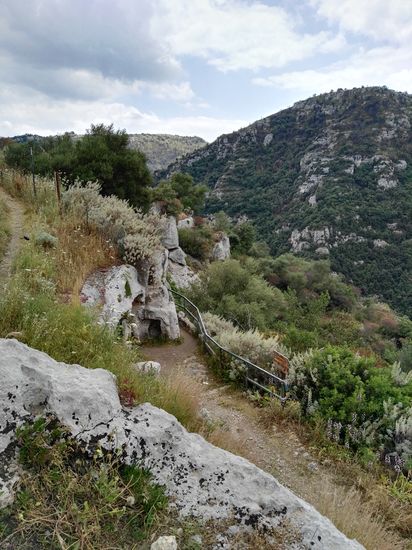 eine der Höhlen reiht sich an die andere
