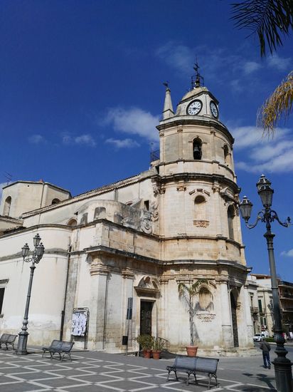Zurück in Floridia, wo wir auf der Suche nach einem Bankautomaten ganz nebenbei auch eine Trauerfeier in der Kirche beobachten