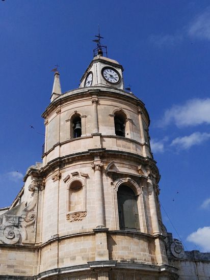 Finalemente finden wir auch nach mehrmaligen Fragen einen Bankomaten, ziehen unser Geld damit wir morgen das Agriturismo bezahlen können und fahren zurück ins Quartier