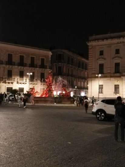 durch das nächtliche Ortigia geht es wieder zurück zum Auto und nach der Rückkehr ins Agriturismo auch ziemlich schnell ins Bett.