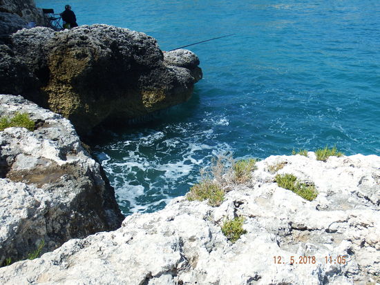 wir laufen ein wenig an den Klippen entlang und suchen weiter...