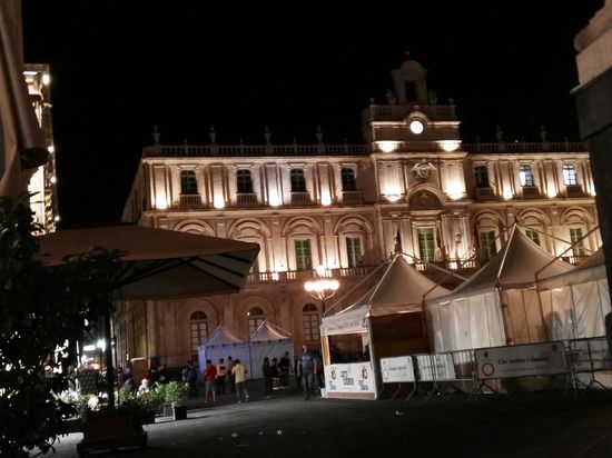 Zum Schluss nehmen wir noch einen Drink und essen ein Kleinigkeit bei Live Musik.